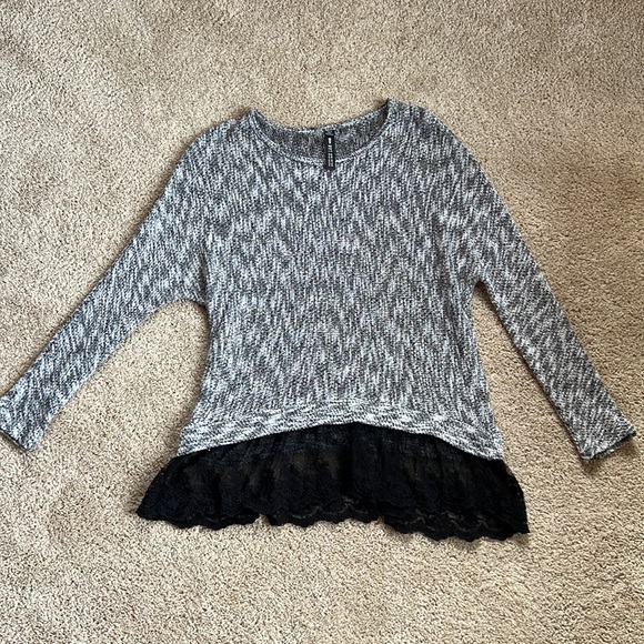 Design Lab black & white tunic with lace bottom - Picture 4 of 9